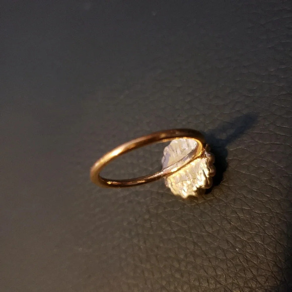 *RING delicate flower,  gold tone - Picture 3 of 4